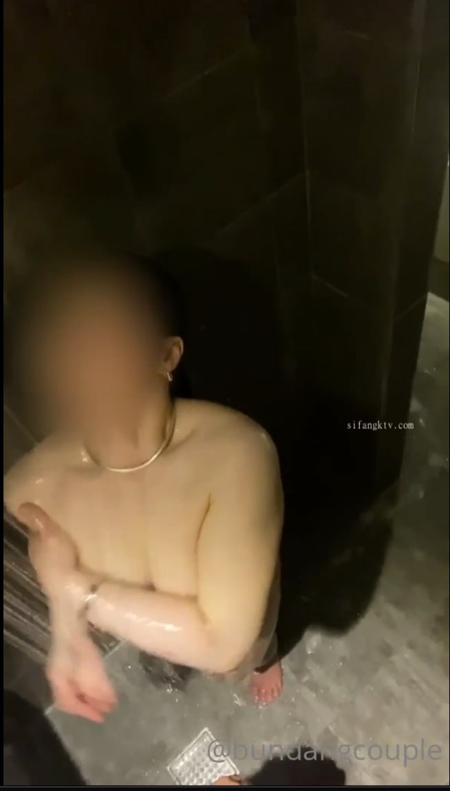 姐夫干小姨子红唇大长腿骚女激情啪啪 退下黑丝跪沙发上翘起屁股 深喉口交活很不错 骑乘抽插揉捏奶头